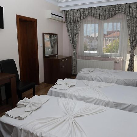 Hotel Leo Pejë Esterno foto
