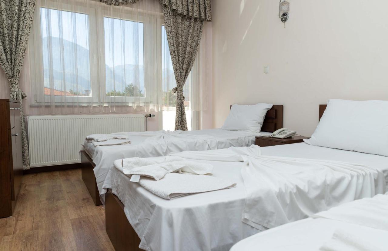 Hotel Leo Pejë Esterno foto