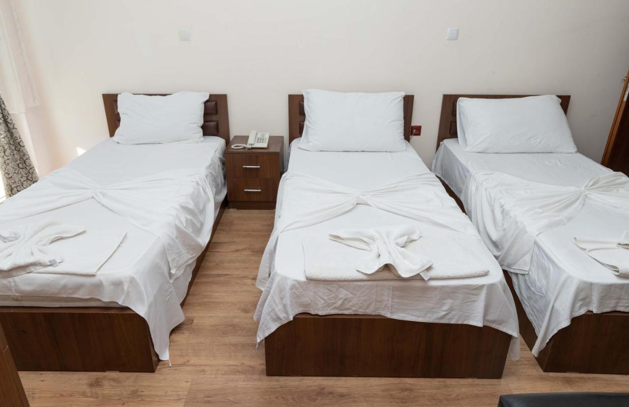 Hotel Leo Pejë Esterno foto