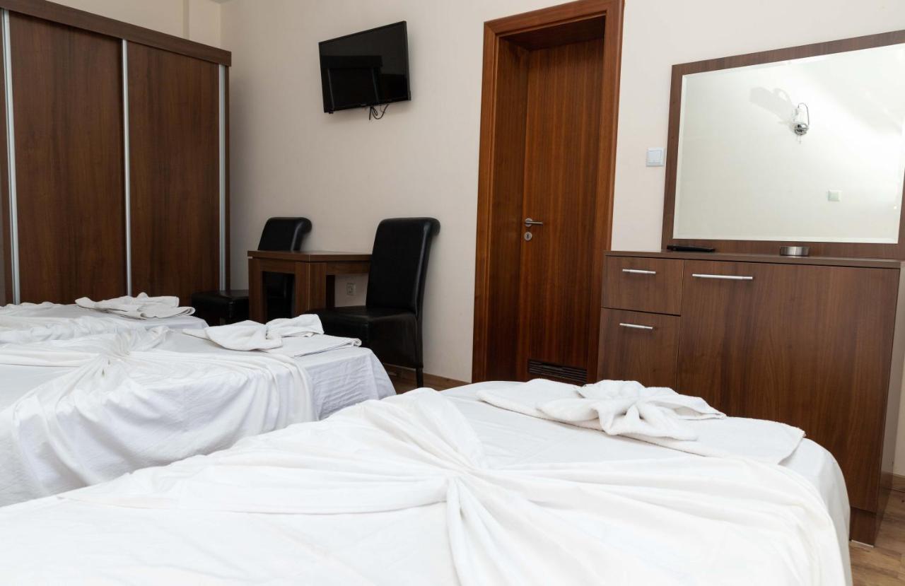 Hotel Leo Pejë Esterno foto