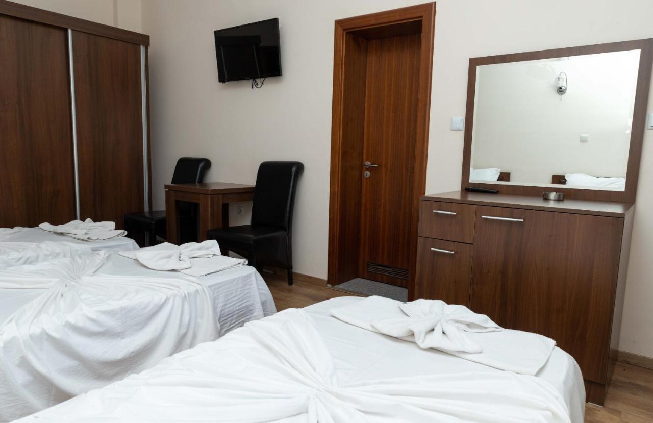 Hotel Leo Pejë Esterno foto
