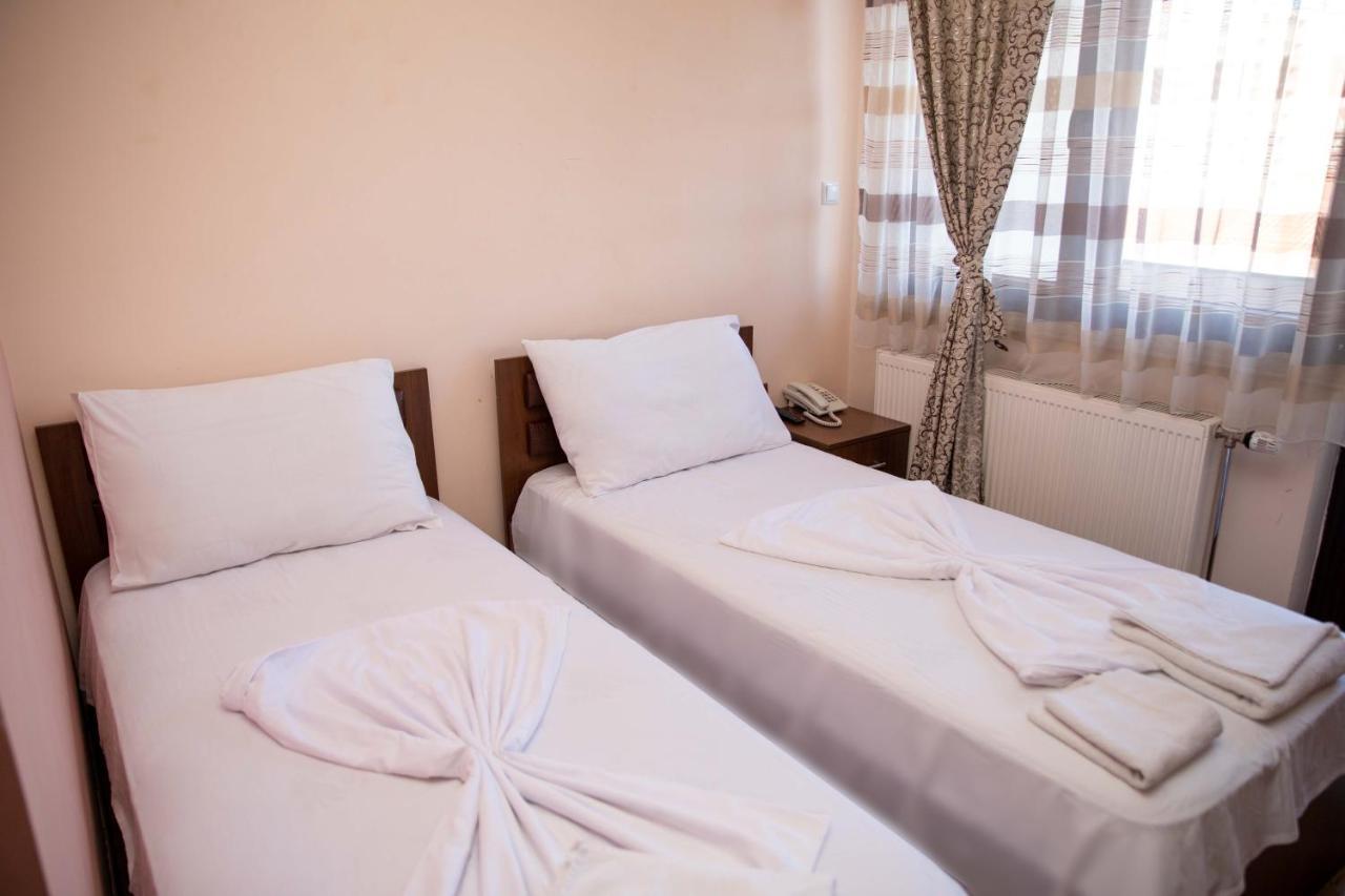 Hotel Leo Pejë Esterno foto
