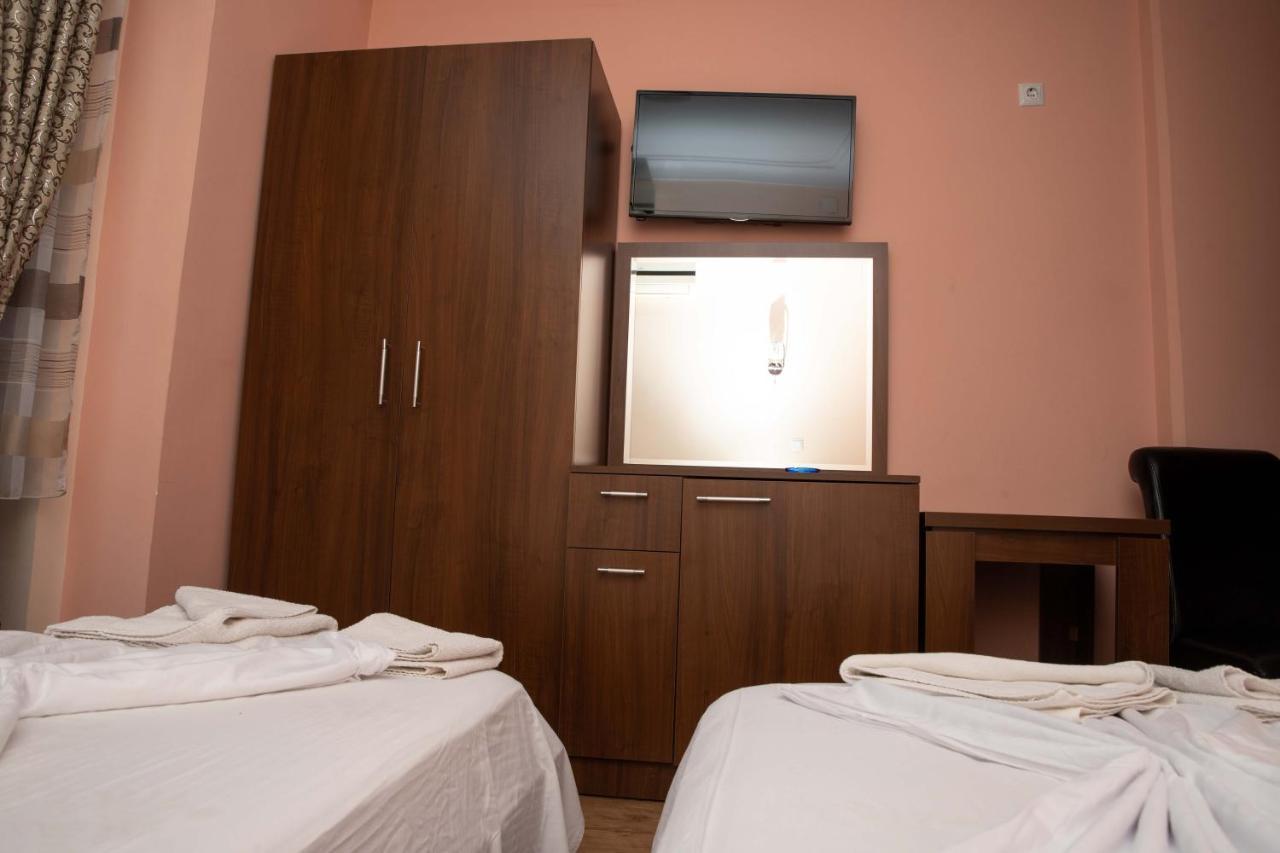 Hotel Leo Pejë Esterno foto