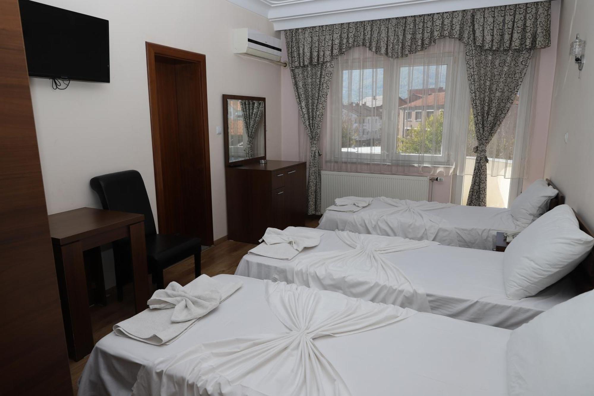 Hotel Leo Pejë Esterno foto